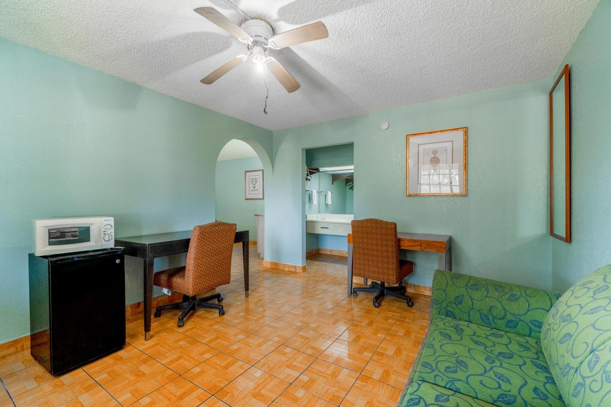 Lone Star & By Oyo Tx Motel Harlingen